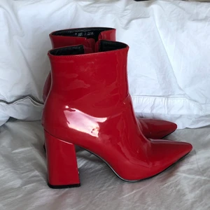 Public Desire Boots  - Säljer dessa ursnygga röda boots i strl 38 från Public desire. Normala i storleken. I väldigt bra skick. ❣️