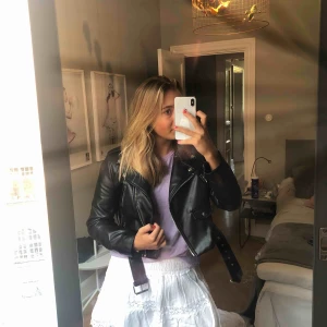  - Säljer en snygg skinnjacka från Zara i storlek L  Har använt de fåtals gånger så de är som helt ny  Den passar perfekt på mig, men jag säljer den av att den inte kommer till så mycket användning  Original pris 500kr