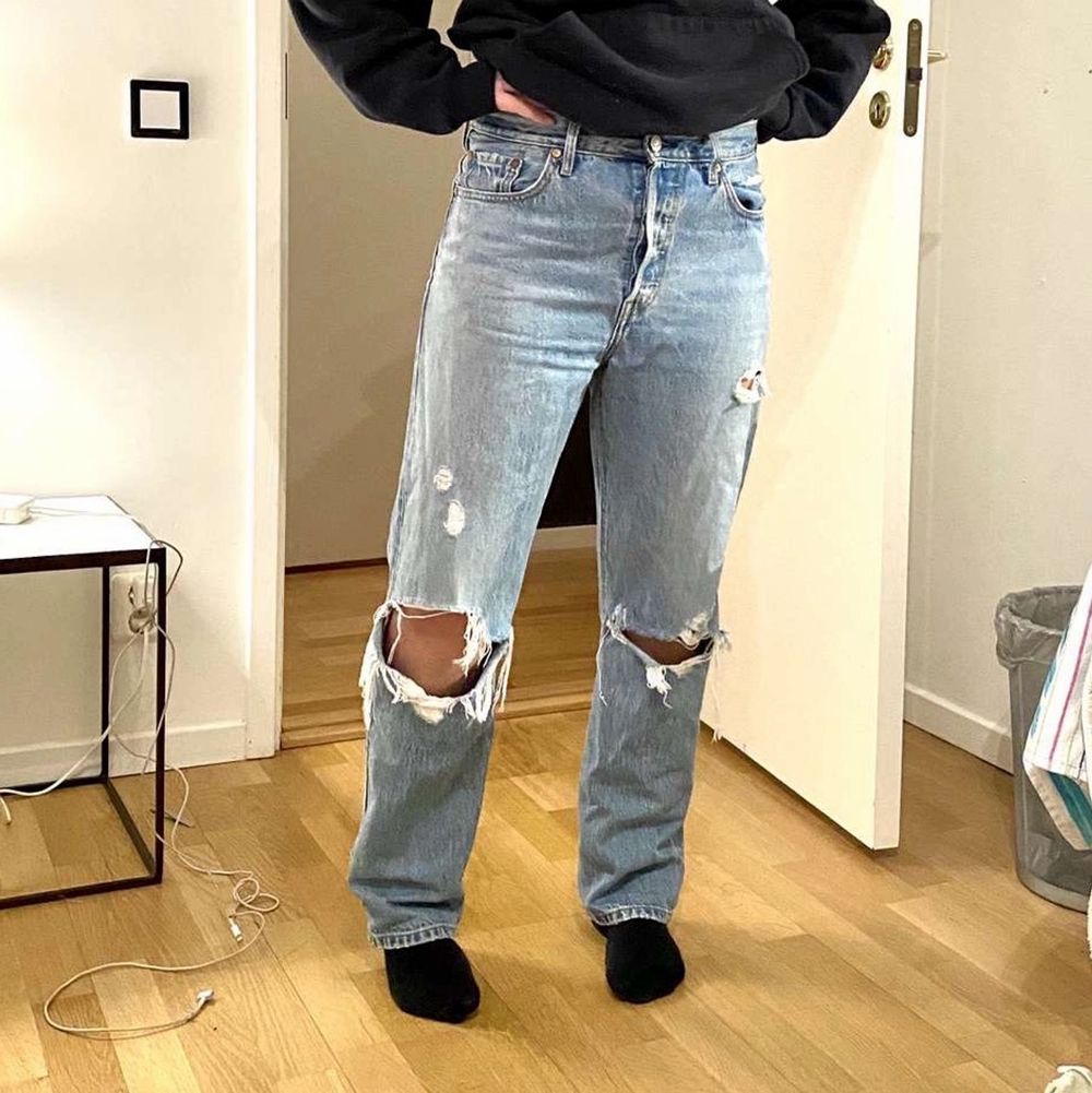 Säljer mina asnajs Levis jeans i modellen 501! Väldigt sparsamt använda därav mycket bra skick. Storleken skulle jag säga passar från både 27-29 i midjan! 😘     nypris 1199:- köpta på Nelly.com. Säljaren står själv för frakten! :). Jeans & Byxor.