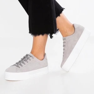 Sneakers  - Gråa sneakers i mockaimitation, med högre platå. Endast använda ca 2 gånger. 