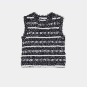  - Tänkte sälja denna populära väst från Zara! Den är randig med typ grå, vit och glitter. Jättesnygg att ha över en t-shirt, skjorta eller bara ha den för sig själv med ett par jeans👌😍 