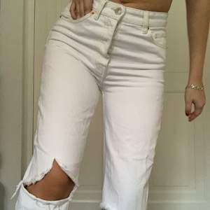 Super snygga vita zara jeans med slitningar! Stolek 38! Buda i kommentarerna från 200kr frakt tillkommer 💓