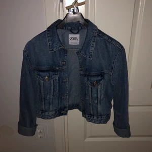 Jeansjacka Zara - Lite croppad jeansjacka från zara i storleken xs. Inte använt på ett tag därav säljs den. Köptes för ca 2 år sedan men är i riktigt gott skick! Har inga fläckar eller annat som visar att den är använd. Har använt den ca 15 ggr. Köptes för 300kr Kan frakta och kanske mötas. fråga för fraktpriser osv.
