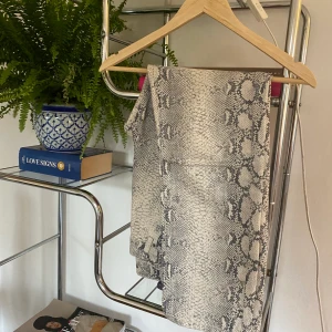 Ormprint byxor  - Rak modell, ankellånga och tajt hög midja 🤍 Smickrande!!!