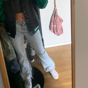 Långa bootcut jeans - Långa bootcut jeans från bikbok, köpte i storlek L för ville ha dom stora, men har egentligen S och dom funkar bra på mig. Min längd 170cm. Använda några gånger
