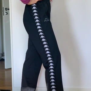 Kappa byxor - Säljer mina snygga kappa byxor då de är för stora för mig. I väldigt bra skick. Ny pris 400kr.