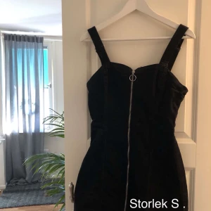 Svart klänning - 90:- eller bud 