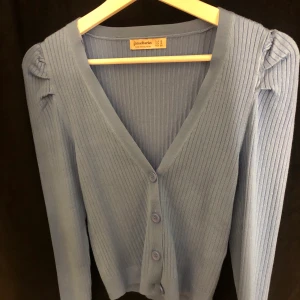 Kofta med puffar - Helt oanvänd baby blå kabelstickad kofta med puffar från stradivarius. 