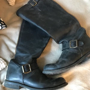 Primeboots - Välanvänd Primeboots med gulddetaljer. Har limmat in ett mjukt rött tyg, för att slippa skavsår. Kommer tvättas och putsad upp vid försäljning, samlar just nu bara damm i garderoben 😅 Nypris runt 3000-3500kr