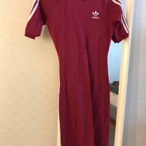 Adidas klänning - Skit fin adidas klänning säljer tyvär för att den blivigt förliten