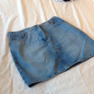  - Jeanskjol i fin blå färg.