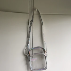 Säljer väska  -  Säljer denna oanvända väska. Säljer  PGA inte riktigt min stil. Köparen står för frakt och om du är intresserad skriv till mig😊