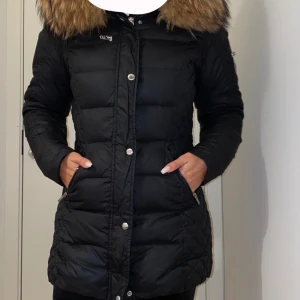 Rockandblue jacka äkta päls  - Säljer min rockandblue vinterjacka i storlek 36 med äkta päls, den är använd 2 vintrar men i väldigt fint skick fortfarande! Pm vid intresse, fler frågor eller fler bilder :)                  Pris kan diskuteras! Nypris 3800kr!