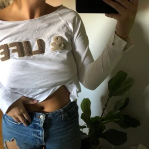 Jättefin tröja aldrig använd - Fin tröja i fint material, köpt för 499, mitt pris 150 eller högsta bud. Står ingen storlek men sitter som en 38 a 🤍