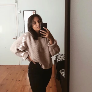 Tröja från Zara med snörning - onesize! väldigt mysig tröja som är använd endast några få gånger