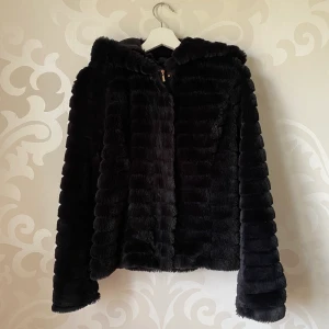 Fuskpälsjacka  - Säljer min fuskpälsjacka med luva från Vila. Den är knappt använd så den är i fint skick. 300kr inklusive frakt 