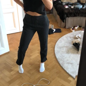 NAKD kostymbyxor - Jättefina blå kostymbyxor med ränder från NAKD. Väldigt sköna och sitter bra endast använda en gång. 100kr+ frakt💖