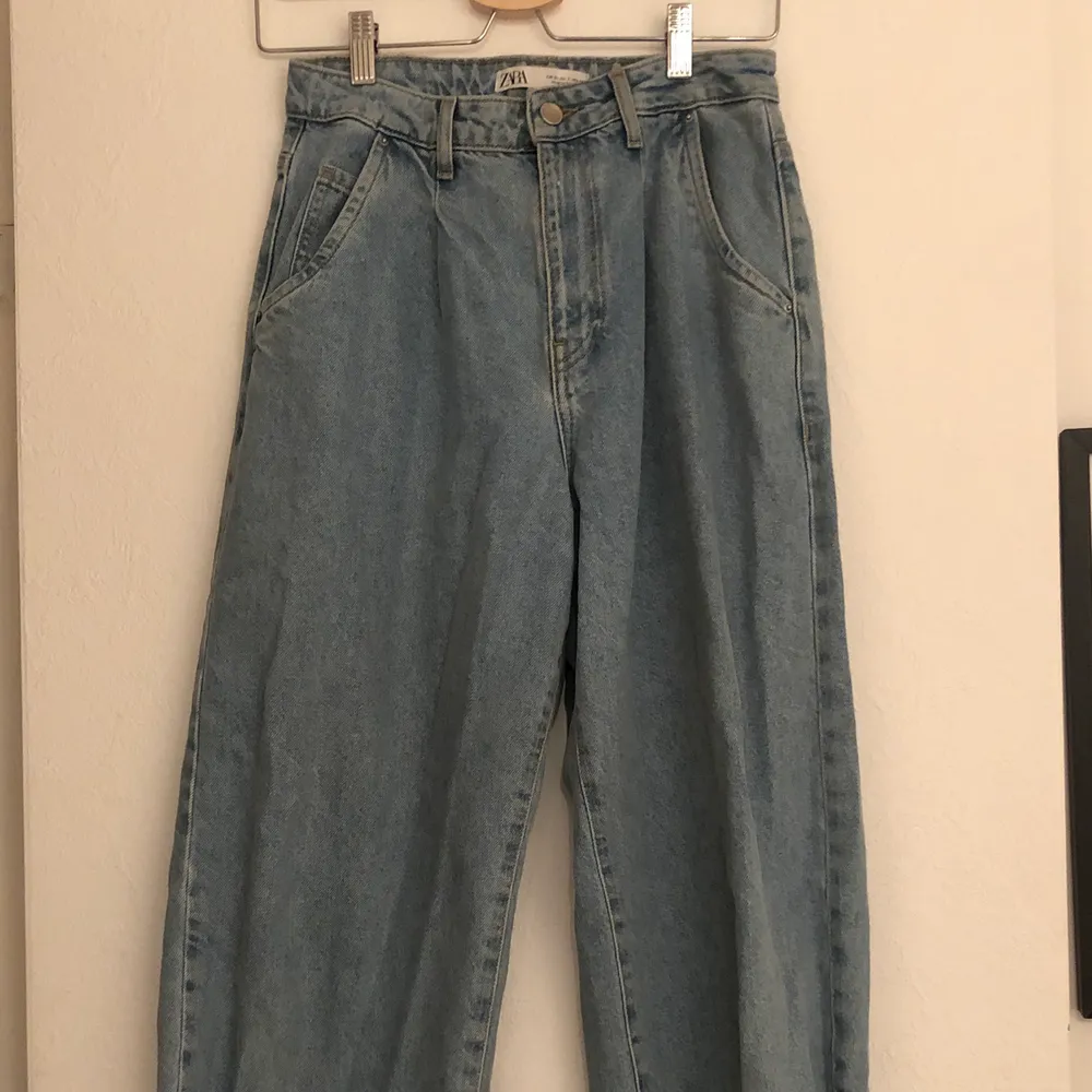 Säljer ett par skitcoola vintage zara jeans i storlek 34! Fint skick, endast använda ett fåtal gånger, säljer nu då de aldrig kommer till användning✨ köparen står för frakt! Skicka meddelade vid intresse🥰. Jeans & Byxor.