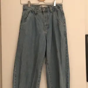 Säljer ett par skitcoola vintage zara jeans i storlek 34! Fint skick, endast använda ett fåtal gånger, säljer nu då de aldrig kommer till användning✨ köparen står för frakt! Skicka meddelade vid intresse🥰