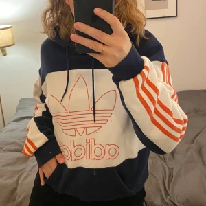 Hoodie adidas - Asnajs retro adidashoodie köpt second hand för ca ett halvår sedan. Bra skick. Har några små prickar vid ena armbågen och några små vid märket som var där när jag köpte den men inget man tänker på. Storlek xs men passar bra på mig som är s/m. Lägg bud i kommentarerna 🥰