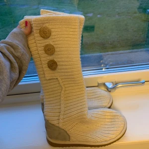 Helt nya uggs - Helt nya lite annorlunda men as coola uggs stl 36 aldrig använda nypris runt 2600 kr 