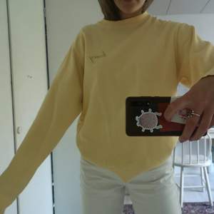 Gul oversized sweatshirt från brandy melville med texten honey inbroderat! Superfin och superskön, pris + frakt 💞