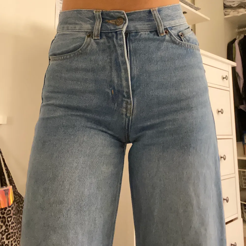Säljer dessa junkyard jeans (wideleg) som tyvärr är för små, men super snygga! Strl 24, knappt använda, en liten liten fläck längst ner på byxorna(3e bilden), märks inte av när man har på sig dem. Annars bra skick 💖 . Jeans & Byxor.