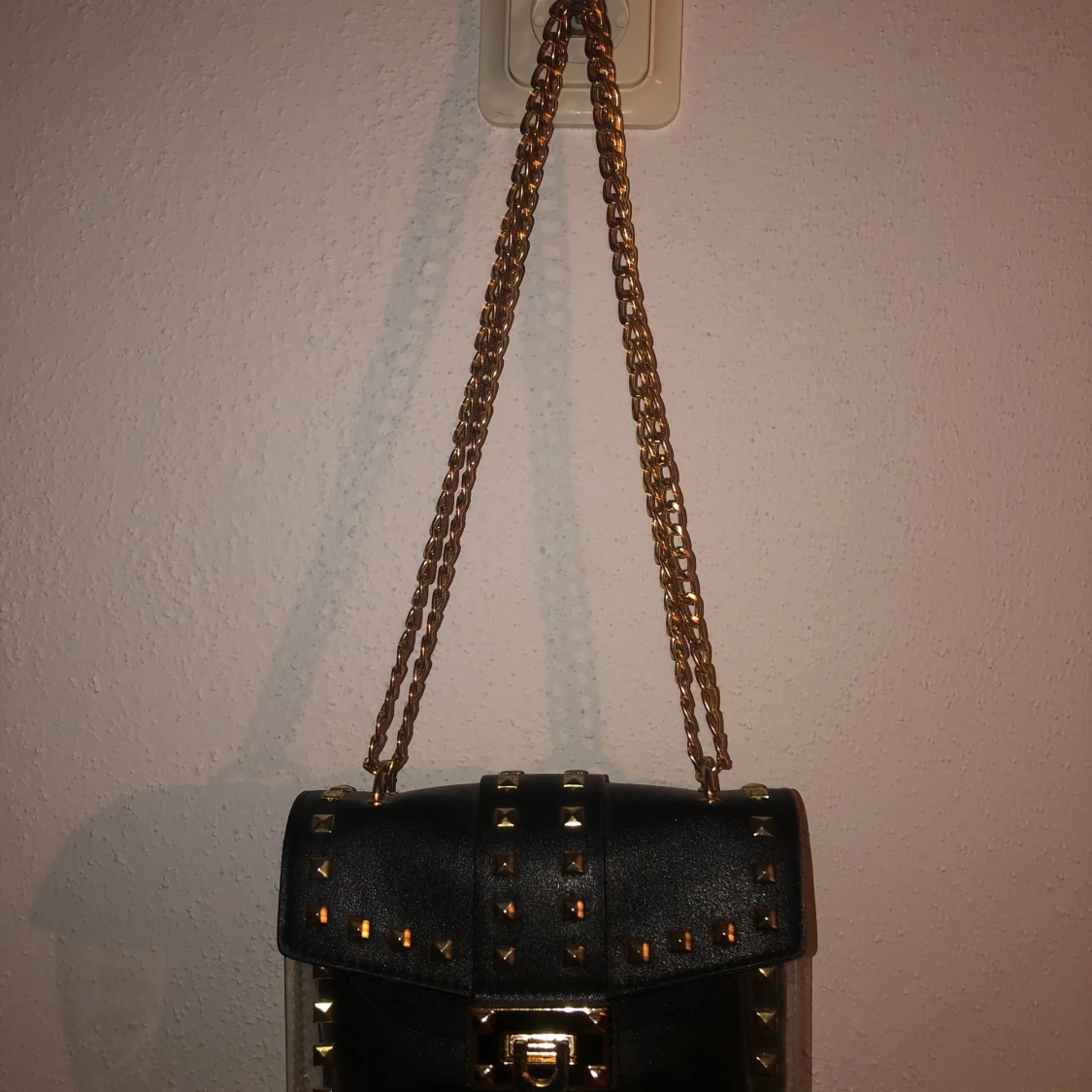 Riktigt snygg väska med guldiga detaljer - 91