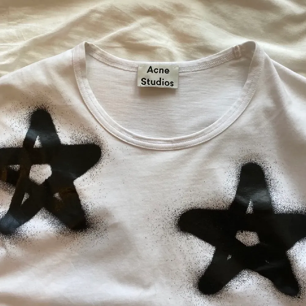 En as coool t-shirt från Acne i storlek XL men sitter oversized på en S typ (se bilder). Bilderna är lånade från förra säljaren🌟🌟. T-shirts.