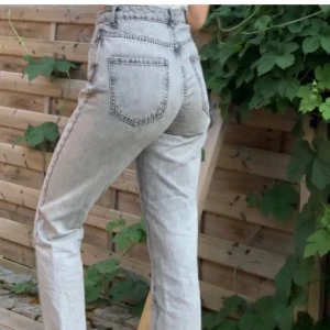 dagny mom jeans  - Säljer dessa knappt använda mom jeans från Gina tricot. Nypris 499 du får dom för 350kr eller eventuellt byte. Har litet minihål nedanför gylfen som man inte märker av. Syns bara uppifrån (LITE GRANN) när du sitter ner. Säljer pga dom är för korta för mig som är 179