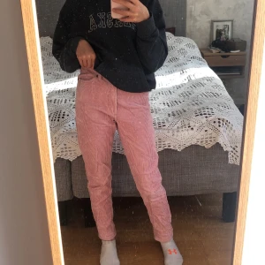 Manchester byxor  - Snygga rosa Manchester byxor från monki, andvända fåtal gng och är i bra skick. Ordinarie priset ligger kring 300.🥰🥰