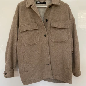 Skortjacka från zara - Trendig schacket från zara som är i väldigt bra skick! 300+frakt