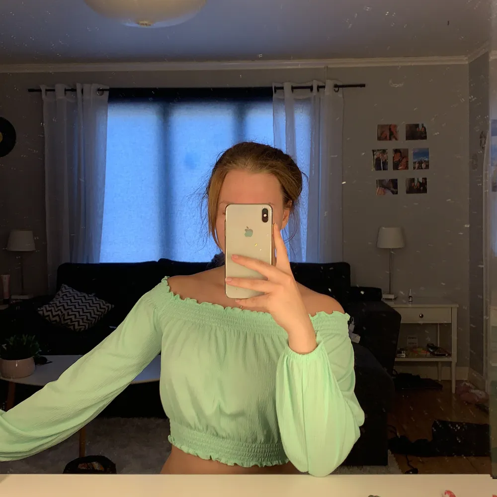 Neongrön tröja, endast använd en gång på en neonfest. Kan mötas upp i Söderköping/Norrköping, annars står köpare för fraktkostnad. Storlek XS . Toppar.