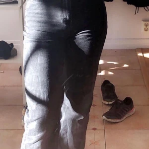 Svarat jeans - Säljer dessa svarta jeans då de blivit för små men de är i god kvalitet. 