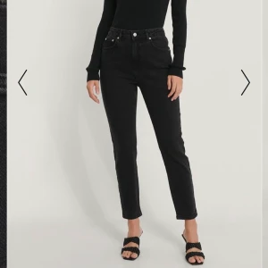 Nakd jeans - Svarta momjeans från nakd, storlek 38. Säljer på grund av att dem är för stora 