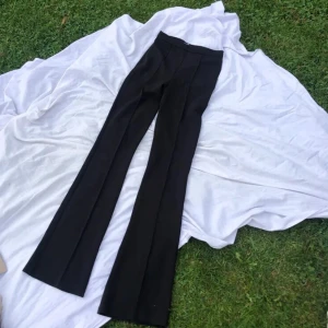 Svarta byxor, XS - Säljer dessa svarta byxor i storlek XS då de inte riktigt var min stil. Köpta här på plick, de är i väldigt fint skick och otroligt sköna. Köparen står för frakten. Bara att höra av dig om du har några frågor! 