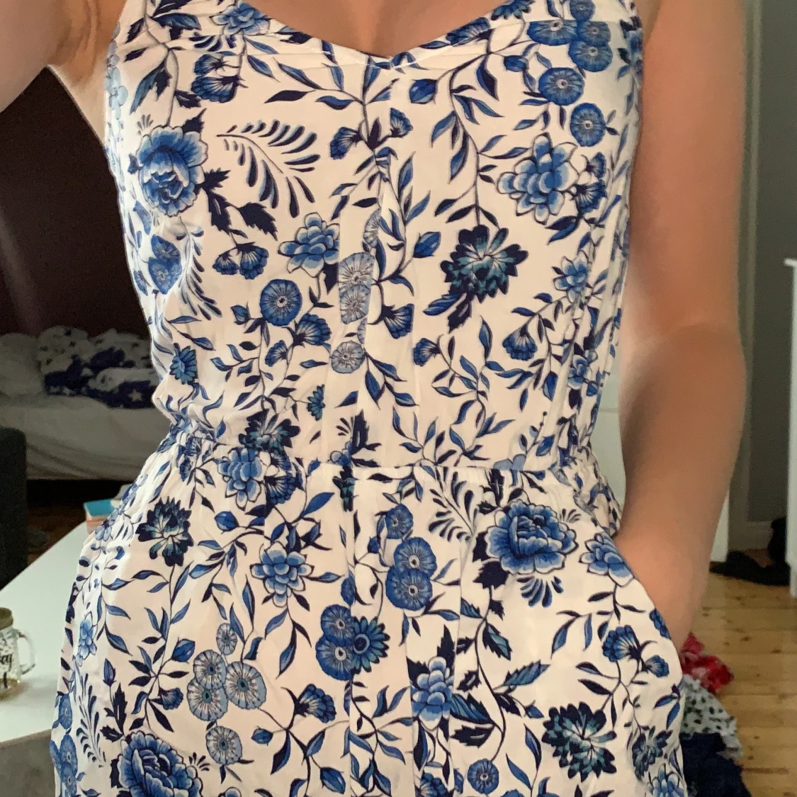 byxdress, vit med blå blommor - 90