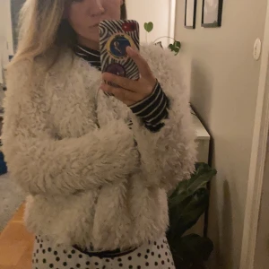 Pälsig jacka - Pälsig jacka från Gina tricot! Jätte skön och funkar på hösten och vintern. Säljer pga inte min stil längre! Köparen står för frakt😊
