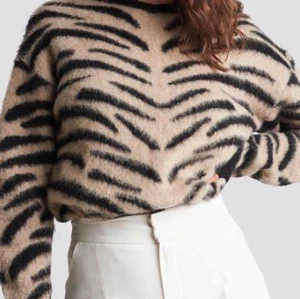 Leopard tröja  - Använd fåtal gånger, slut på hemsidan!