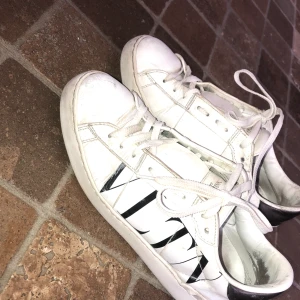 Valentino skor  - Köpta på Nathalie Schuterman förra vintern för 6195 kr. Storlek 39. Kommer med lådan, extra skosnören och påsen till skorna. Alla nitar är kvar. Skönaste skorna jag någonsin haft men använder inte längre. 