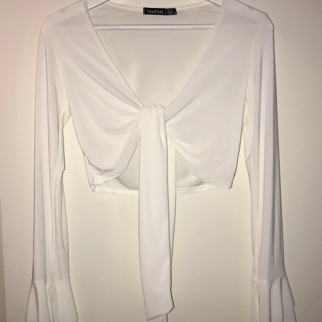 Vit topp/ blus med knytning