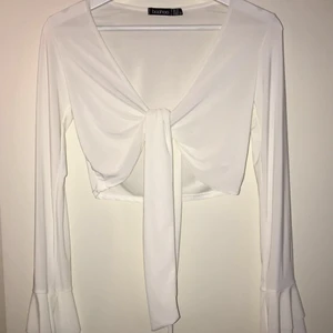 Vit topp/ blus med knytning  - Superfin topp/blus med knytning från Boohoo! Aldrig använd så i nyskick✨