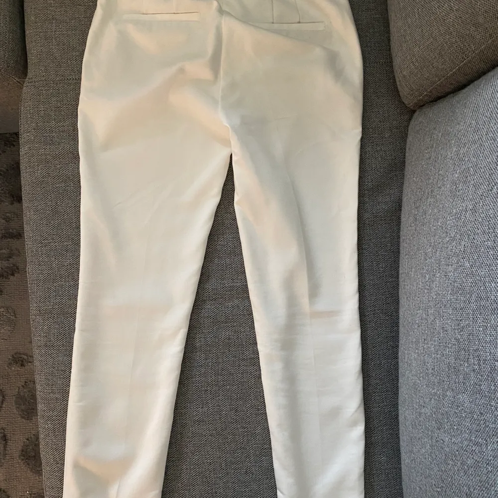 Jätte fina vita kostymbyxor från zara. Säljer pga att dom har blivit för små på mig😓 Skulle säga att dom är mer XS än S🤍. Jeans & Byxor.