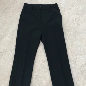 Kostymbyxor från bikbok - Storlek S. Superfint skick, köpta här på plick men passade inte mig i storleken så säljer nu vidare. Köpare står för frakt