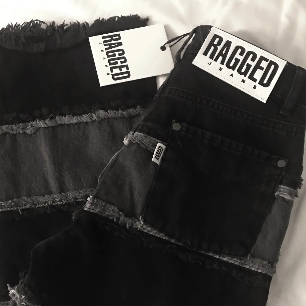 Säljer dessa skitsnygga patchwork jeans från Ragged Priest. Slutsålda o deras mest sålda storlek (24/S). Helt nya med lappar  kvar. Säljer för samma pris jag köpt för 🌸. Jeans & Byxor.