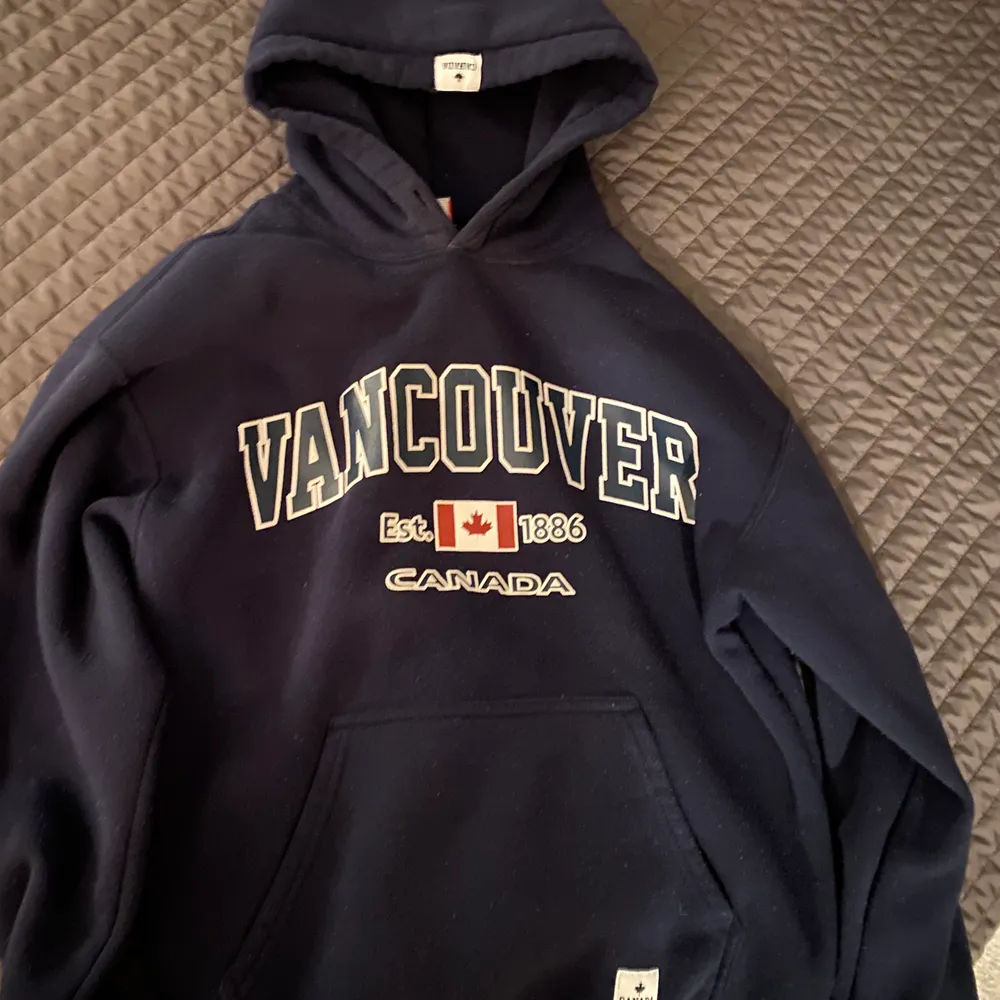 Säljer min Vancouver hoodie som jag köpte i Vancouver!! ❤️🇨🇦👊🏽  Den är hur mysig som helst och så skön (speciellt materialet på insidan) med kvalite och använd ett fåtal gånger, säljer för att jag inte använder den. Den är köpt för 400kr från ett kanadensiskt märke❣️. Hoodies.