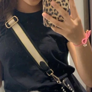 Väskband  - VÄSKBAND från Gina Tricot! Knappt använd, går att anpassa längden! 