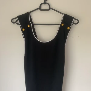 Byxdress - Byxdress med kryss i ryggen. Långa ben. Använd en gång. 