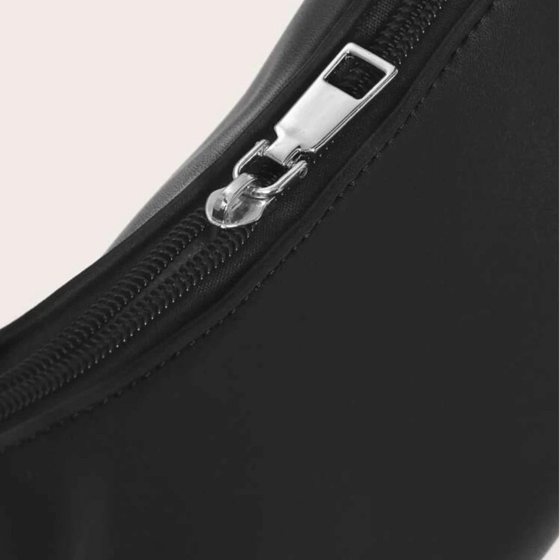 Svart axelväska i fakeskinn - 91