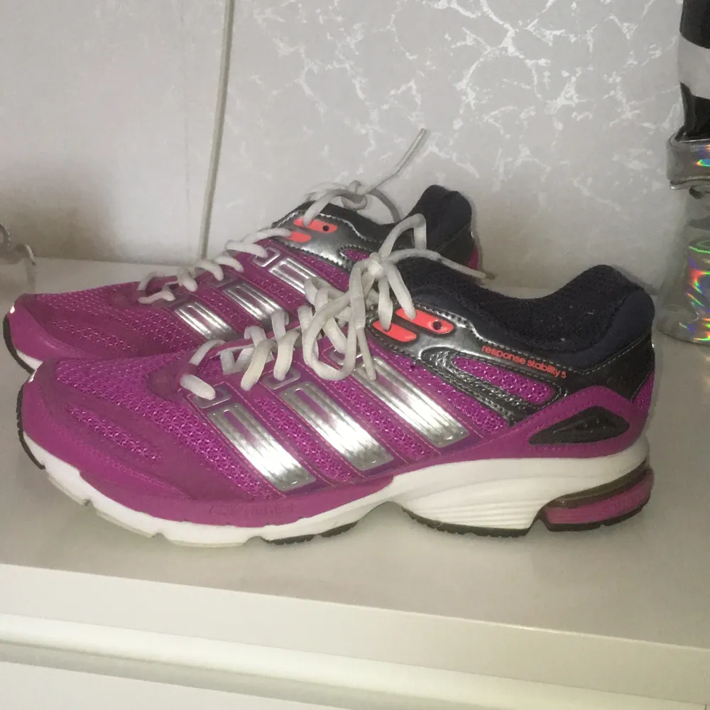 Snygga & fräscha adidas joggingskor. Fin lila färg med rosa och gråa detaljer. Köpta för några år sedan men använt 1/2ggr priset kan diskuteras. Fina och bekväma. Köpta för 399kr. Skor.